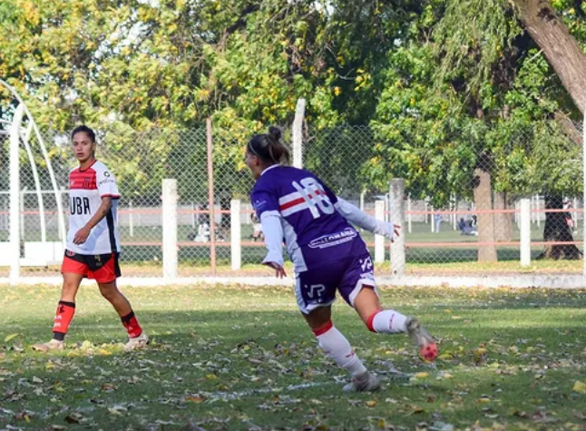 Ivana Echeverria's goal celebration in Moron's victory. (Photo: @futbolfemcdm)